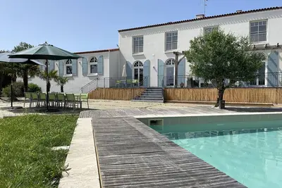 Villa rénovée à Cholet avec piscine privée et vue sur le lac, idéale pour 15 personnes