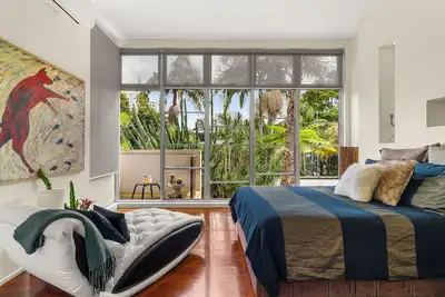 Image de Historic sandstone home with designer interior & tropical garden. pets welcome!