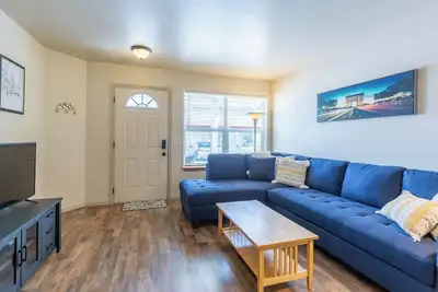 Image de Charming 2br Townhouse Retreat, Modern & Cozy w\/ a Patio!