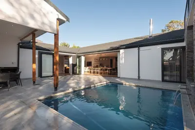 Image de Spacious 5-bedroom family friendly house with Wi-Fi, Ac in superb Stellenbosch