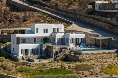 Image de Elegant Coastal Retreat With Poolside Lounge