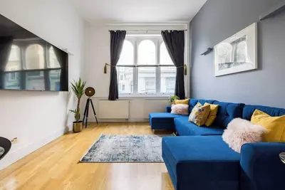 Image de Modern 1-bedroom apartment in Earl’s Court featuring a huge private terrace, garden, fully equipped kitchen, and free WiFi. Just 500m from Stamford Bridge and close to the Natural History Museum — perfect for couples or solo travellers.