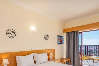 Image de #256 Sea & Sun View by Home Holidays