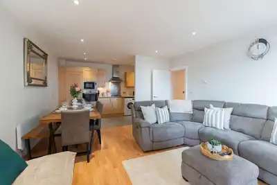 Image de Bright Watford Home | Balcony + Parking Included