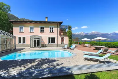 Image de Grande villa au bord du lac avec piscine et accès à la plage! - Villa Maia