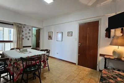 Image de 2 rooms facing the back with a large window