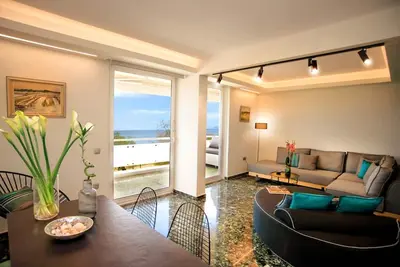 Image de Vouliagmeni Kavouri Beachfront Apartment