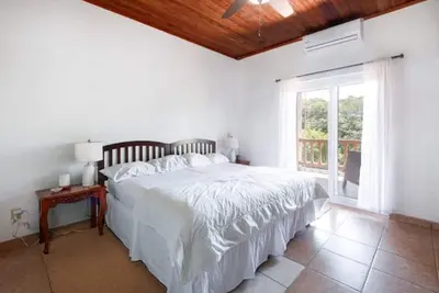 Image de Tropical Sunset at Sunset Villas in West End