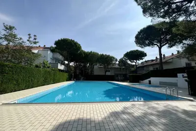 Image de Appartement de vacances avec climatisation, balcon et piscine