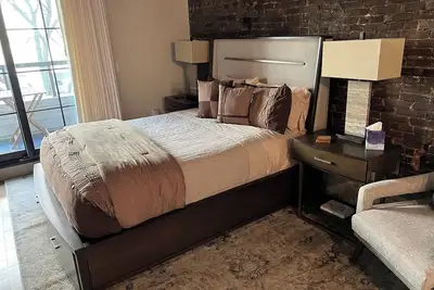 Image de Beautiful Suite with Balcony overlooking Warren St in Syracuse