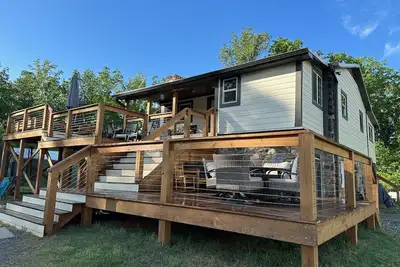 Image de Log Cabin at the Farm