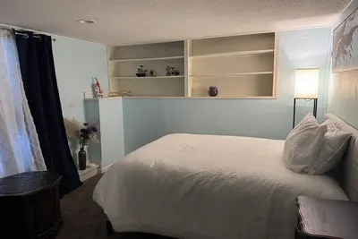Image de Cozy basement apartment with private bathroom, kitchen and entrance.