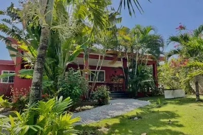 Image de Casa Michou y Bigote centrale avec grand jardin.