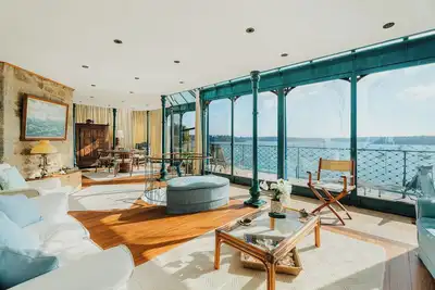 Image de Appartement d'exception avec plaine vue mer, évoquant un yacht de luxe.