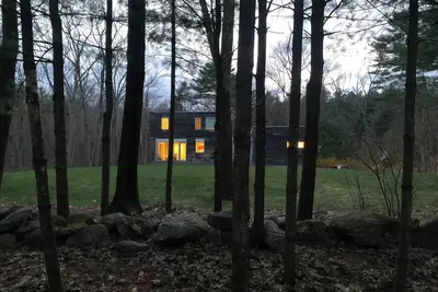 Image de Published Dwell House on 4. 5 Acres of New England Woodlands
