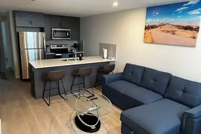 Image de The Oasis -Enchanting 1 bedroom suite apartment in Calgary, close to the Airport