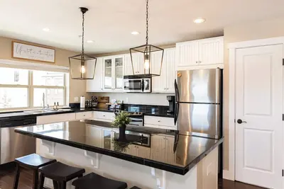 Image de New! Base Camp Chalet, Oversized 2Bdr 2Ba ski-in ski-out