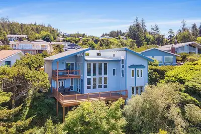 Image de Blue Vista House: 3 Bedroom, 3 bathroom home with ocean views, decks, Wifi