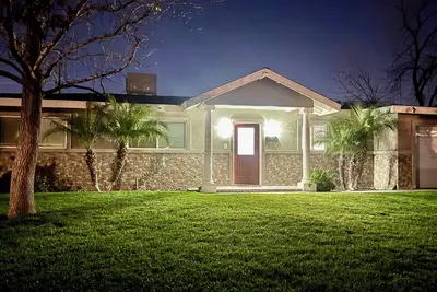 Image de Chandelier Retreat 3br/2ba/ King Bed /85”75”32” TVs/ Near Hard Rock Casino