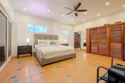 Hawkz House Unit 1: Stunning 1-bedroom unit with WiFi, Ac, and pool