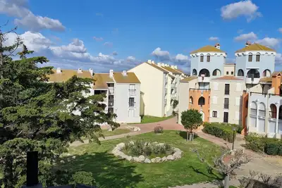 Image de appartement bord de mer avec piscine et vue lac marin proche Perpignan