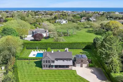 Image de Luxurious 7-bedroom estate south of the highway and 5 mins from the ocean!