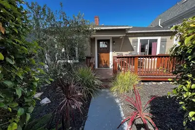 Image de Bay Area Basecamp: Walkable Berkeley Bungalow