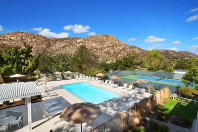 Image de Outdoor Getaway! Two Classy Units, Kitchenette, Game Room, Free Parking