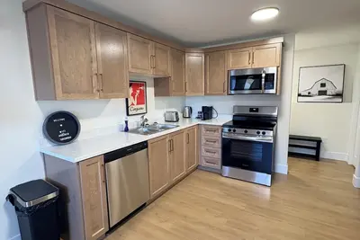 Image de 2 bedroom 1 bathroom apartment in kenmount terrace with private driveway