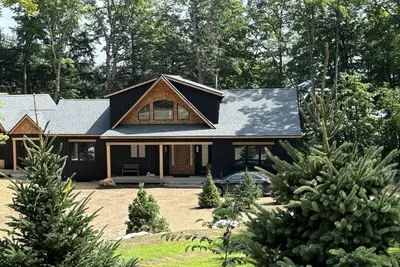 Image de Luxurious 6-Bedroom Waterfront Retreat on Percy Lake