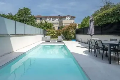 Image de sublime maison avec cinema salle de sport piscine et sauna