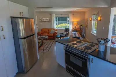 Image de 3 Bedroom Family Cottage w/large kitchen, outdoor space. 1. 5 bath. Pet friendly!