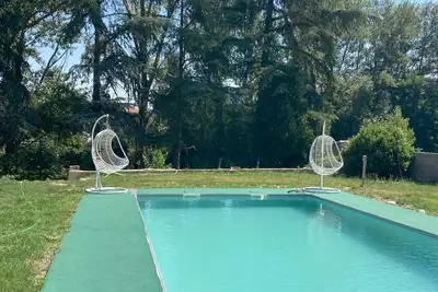 Image de maison avec piscine privée, barbecue, grand jardin, idéalement situé