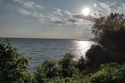 Image de \"That 70's Cottage\" (on Lake Erie! ) Free Firewood!