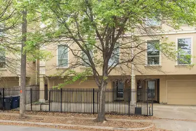 Image de 30% Off - 3 Bed Townhome- Oak Lawn - Pet Friendly