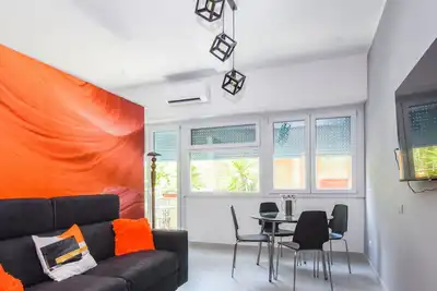 Image de Vibrantly colored apartment on Salvatore Pincherle Street for 4 to four ospi