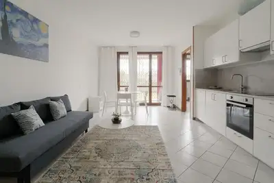 Image de GuestHost - Cosy 60sqm flat with a private garden of 8sqm that can accommodate up to 4 people, located on the ground floor of a building with lift. The flat is only 500m from the Parco Nord, the largest green area in Milan! At 500m there is also the ‘Bru
