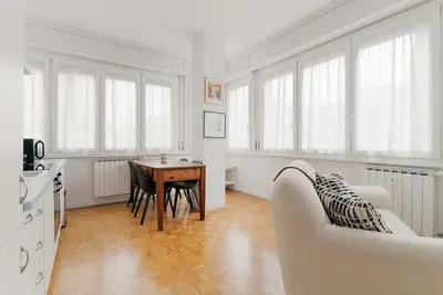 Image de GuestHost - Cozy 78 sqm apartment, able to accommodate up to 4 people, located on the first floor of a building with lift. The property is located 650m from the Famagosta stop of the green metro line M2, which allows you to reach Piazza Duomo, Central Sta