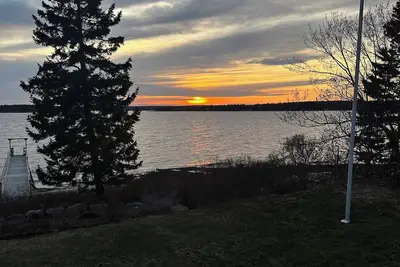 Image de Friendship, Maine 4-bedroom house on the water with dock, tennis court and sauna