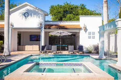 Image de Cozy Mansion / Pool & Jacuzzi / Cinema / Game Room