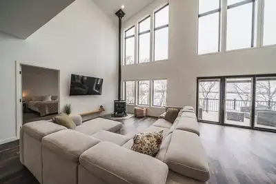 Image de Welcome to your perfect getaway! 3-bedroom house plus den on lovely Rose Lake