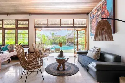 Image de Traditional villa with huge pool and garden 200m to Berawa beach