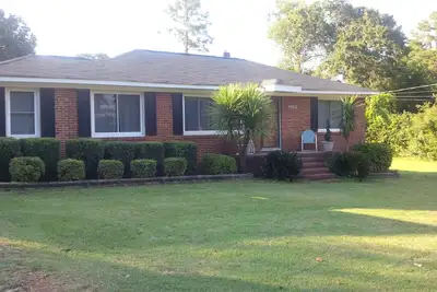 Image de Masters. . . Walk 2 bedroom home modern artsy vibe, . 5 miles to Augusta National.