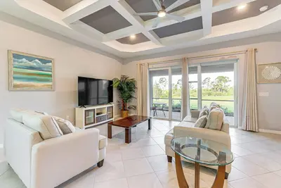 Pool Access, Bbq Ready: Golf Retreat in Venice