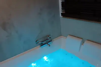 Image de Au cœur de l'histoire avec balnéo presque romain, pour la détente.