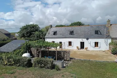 Image de Longère Ty Gwenn, vue mer, jardin spacieux et coin repas extérieur.