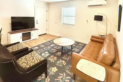 Image de 3-bedroom Apt in central location/Tacoma with Ac, WiF. Above cute restaurant.