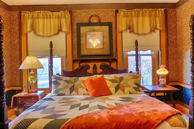 Image de Dutch Royal Orange Suite at Pella Mansion