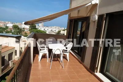 Image de Appartement dans une petite résidence calme. 500 m du centre et des plages. Piscine, Parking privé, Air conditionné, 2 Chambres, 2 salles de bain.