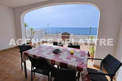 Image de Villa jumelée avec vue sur la mer, 2 chambres, 1 salle de bain, piscine, à 70m des criques de sable et de galets.